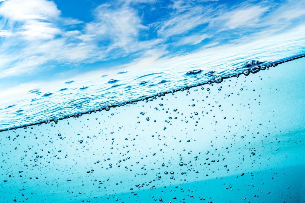 Gros plan d’eau sur fond de ciel bleu